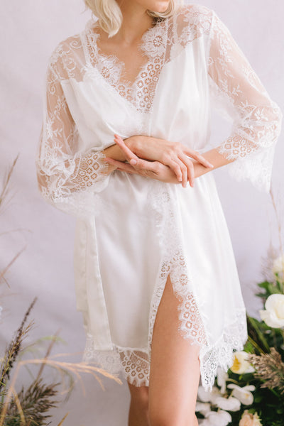 Robe em cetim de seda com renda transparente, manga 3/4 e cinto